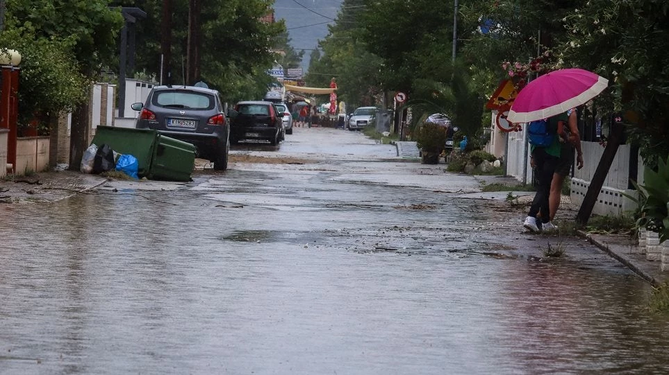 Κακοκαιρία πλήττει ολόκληρη τη χώρα: Χαλάζι, κατολισθήσεις και διακοπές ρεύματος σε πολλές περιοχές (εικόνες, βίντεο)